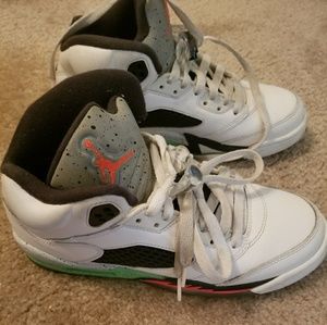 Air Jordan Retro 5 sneakers Poison Ivy size 5.5y